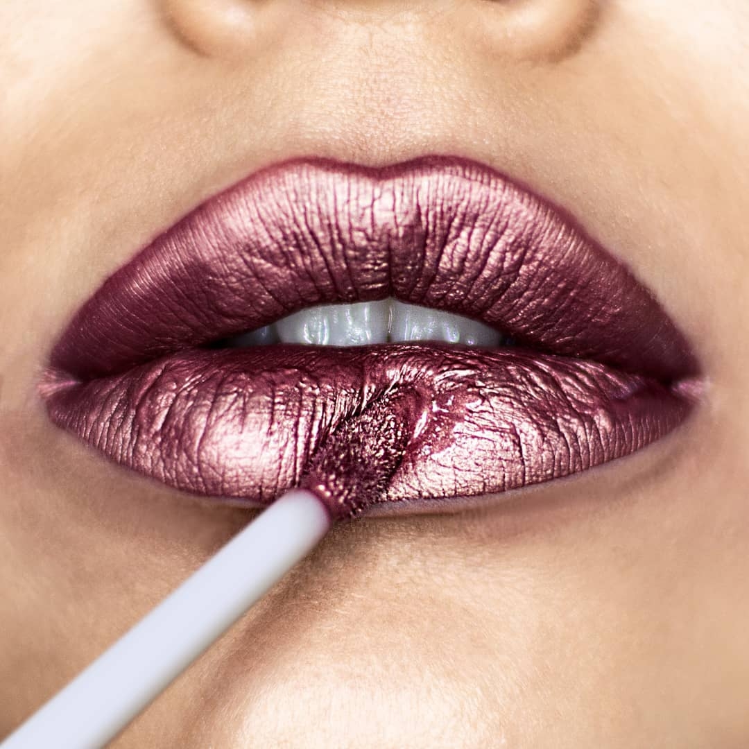 Матовая Губная Помада с Эффектом Металлик - Velveteen Matte Lip Color Metallic Colection